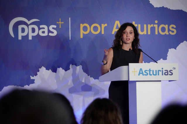 La presidenta de la Comunidad de Madrid, Isabel Díaz Ayuso, interviene durante la gala de entrega del primer Premio ‘Tomás Antuña’, a 29 de agosto de 2025, en Llanes, Asturias (España).