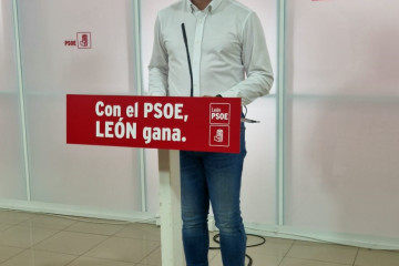 El secretario provincial del PSOE en León, Javier Alfonso Cendón, en la sede del partido.
