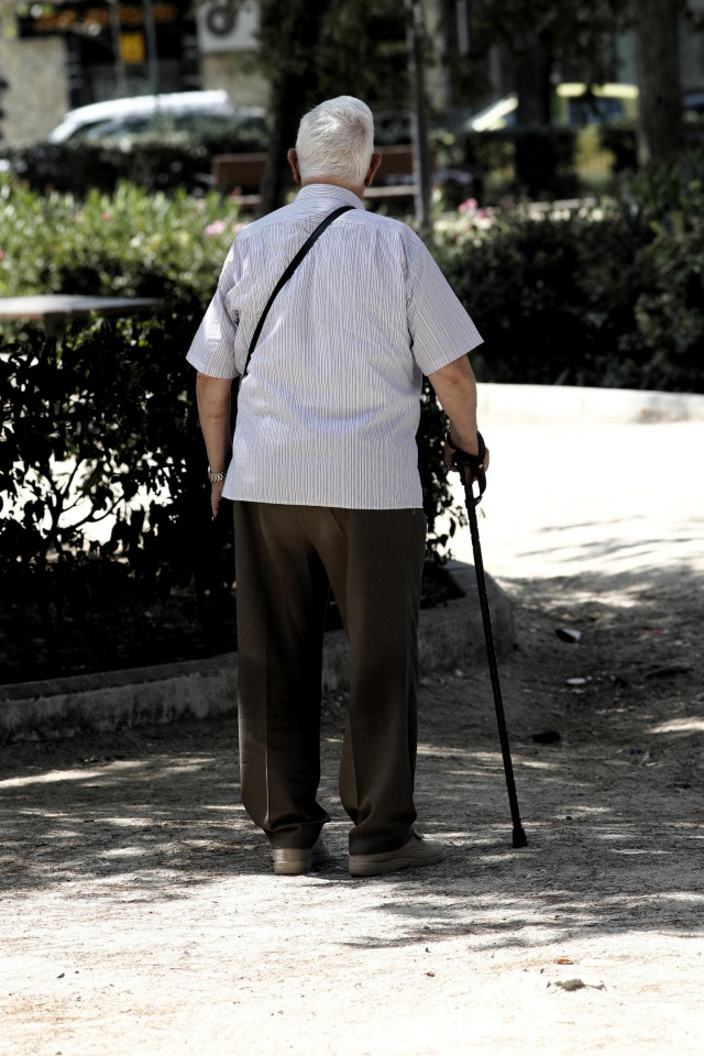Archivo - Un pensionista paseando por una calle de Madrid