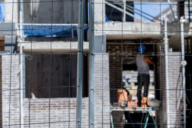 Archivo - Un obrero trabaja en la construcción de una vivienda nueva, a 29 de julio de 2025, en Madrid (España).