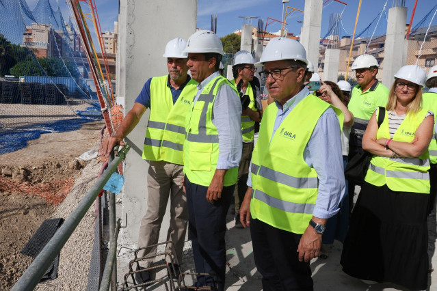 El 'president' de la Generalitat, Carlos Mazón (c), visita las obras del nuevo colegio público La Almadraba en Alicante junto al conseller de Educación, José Antonio Rovira (d), y el alcalde de la ciudad, Luis Barcala (i)