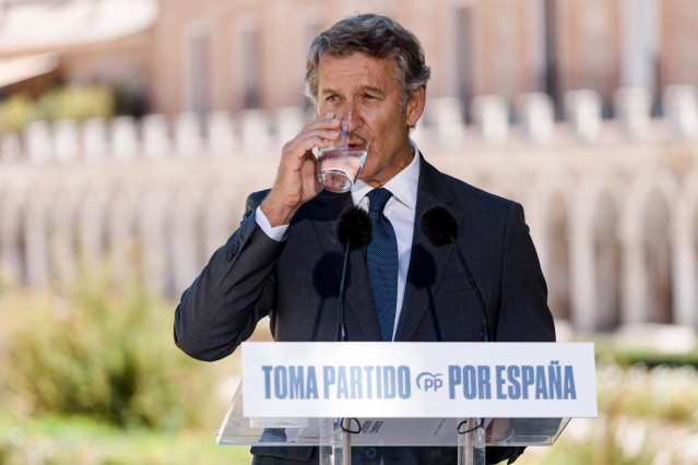 El presidente del Partido Popular, Alberto Núñez Feijóo, durante una rueda de prensa, posterior a la reunión del Comité de Dirección del PP, en el Hotel NH Collection Palacio de Aranjuez, a 1 de septiembre de 2025, en Aranjuez, Madrid (España).