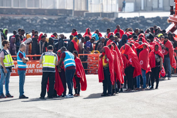Archivo - Los servicios sanitarios atienden a migrantes llegados en cayuco a Puerto Naos, a 28 de diciembre de 2024, en Arrecife, Lanzarote, Canarias (España).