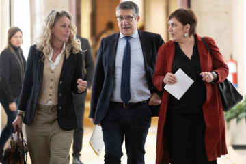 Archivo - El portavoz del Grupo Socialista en el Congreso, Patxi López, flanqueado por la secretaria general y portavoz del partido,  Montse Mínguez, y la diputada Patricia Blanquer.