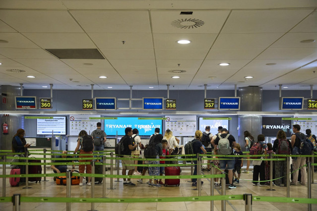 Un grupo de personas en un puesto de facturación de Ryanair en el Aeropuerto Adolfo Suárez Madrid-Barajas, a 23 de agosto de 2025, Madrid (España).