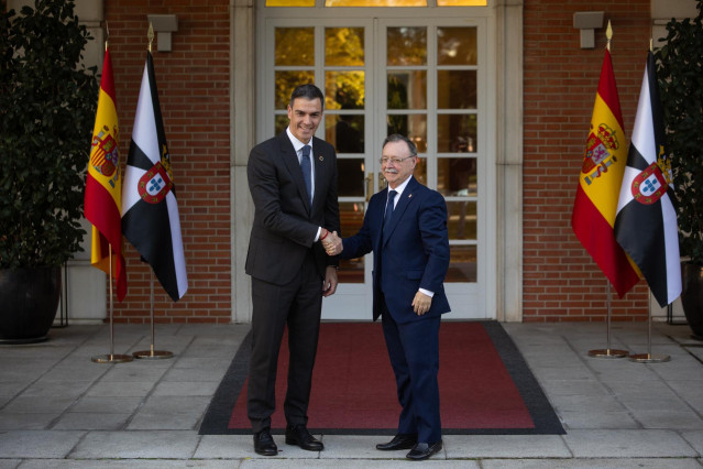Archivo - El presidente del Gobierno, Pedro Sánchez (i), recibe al presidente de Ceuta, Juan Jesús Vivas (d), en el Palacio de La Moncloa, a 22 de noviembre de 2024, en Madrid (España).