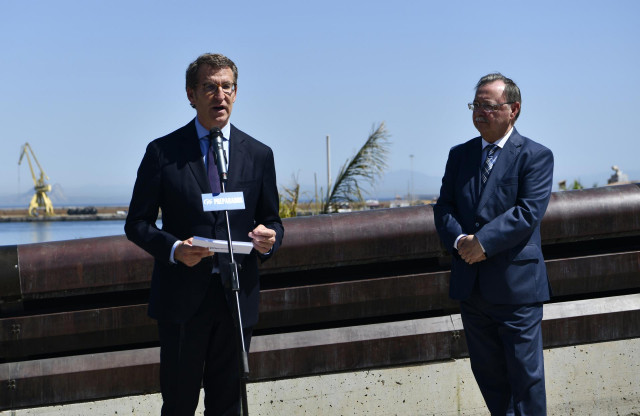 Archivo - El presidente del PP, Alberto Núñez Feijóo (i) y el presidente de Ceuta, Juan Jesús Vivas (d), comparecen después de su reunión con la Cámara de Comercio y la Confederación de Empresarios de la ciudad autónoma, a 17 de mayo de 2022, en Ceuta (Es