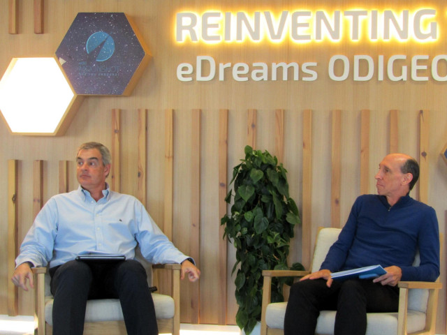 Archivo - El director financiero de la compañía, David Elizaga, junto al consejero delegado, Dana Dunne