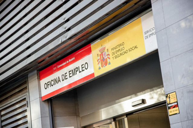 Archivo - Fachada de una oficina de empleo