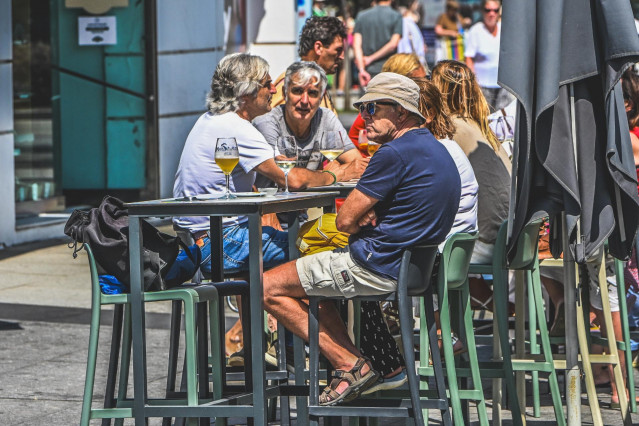 Turistas tomando algo en una terraza en Santander (Cantabria)