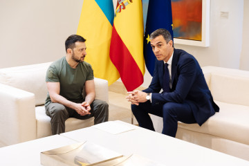 Archivo - El presidente de Ucrania, Volodimir Zelenski (i) y el presidente del Gobierno, Pedro Sánchez (d), durante un encuentro en el Palacio de La Moncloa, a 27 de mayo de 2024, en Madrid (España)