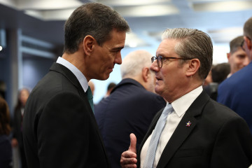 Archivo - El presidente del Gobierno, Pedro Sánchez, conversa con el primer ministro de Reino Unido, Keir Starmer, durante la cumbre de la Comunidad Política Europea, a 16 de mayo de 2025, en Tirana