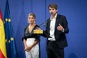 La vicepresidenta segunda del Gobierno y ministra de Trabajo y Economía Social, Yolanda Díaz, y el ministro de Cultura, Ernest Urtasun, ofrecen declaraciones a la prensa tras reunirse con organizaci