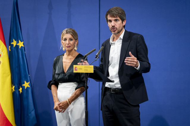 La vicepresidenta segunda del Gobierno y ministra de Trabajo y Economía Social, Yolanda Díaz, y el ministro de Cultura, Ernest Urtasun, ofrecen declaraciones a la prensa tras reunirse con organizaciones ecologistas