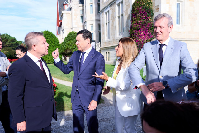 (I-D) El presidente de Castilla-La Mancha, Emiliano García-Page; el presidente de la Junta de Andalucía, Juan Manuel Moreno; la presidenta del Gobierno de Cantabria, María José Sáenz de Buruaga y el presidente de la Xunta de Galicia, Alfonso Rueda, a su l