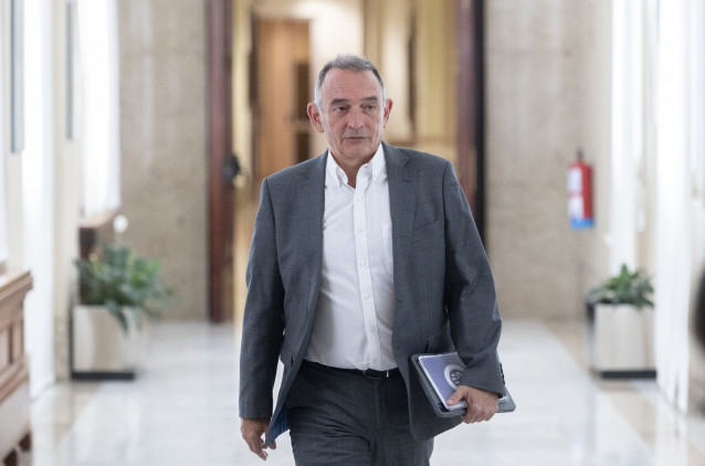 El diputado de Sumar Enrique Santiago a su llegada a una reunión de la Junta de Portavoces, en el Congreso de los Diputados, a 2 de septiembre de 2025, en Madrid (España).