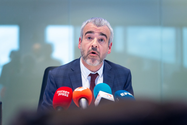 Archivo - El presidente de Aena, Maurici Lucena, atiende a los medios de comunicación, en la sede de Aena, a 9 de mayo de 2025, en Madrid (España).