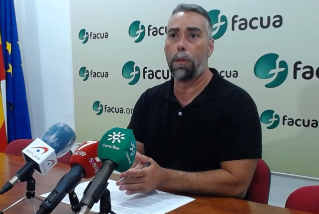 Archivo - El portavoz de Facua, Rubén Sánchez, en la rueda de prensa celebrada el día 31 de agosto en Sevilla.