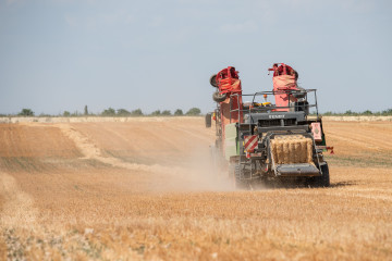 Archivo - Maquinaria trabajando un campo de pasto, a 17 de junio de 2024, en Albacete, Castilla-La Mancha (España).