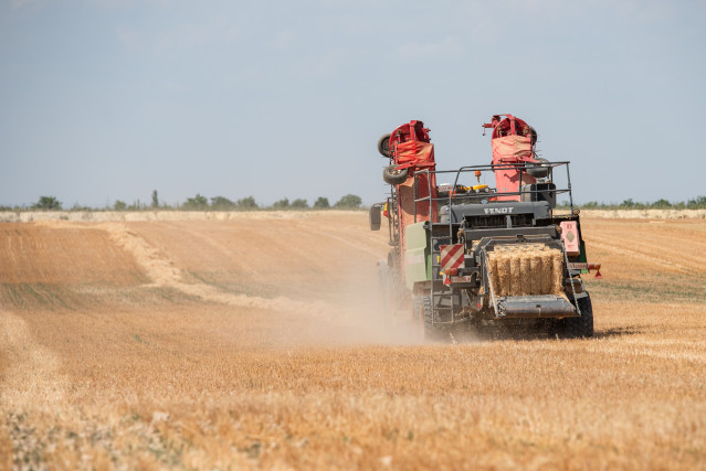 Archivo - Maquinaria trabajando un campo de pasto, a 17 de junio de 2024, en Albacete, Castilla-La Mancha (España).