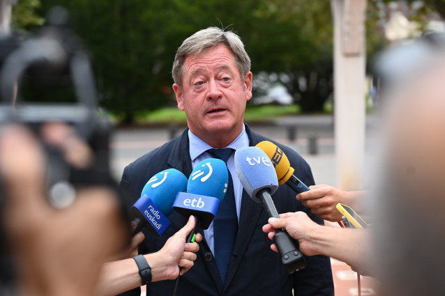 El consejero de Seguridad, Bingen Zupiria, atiende a los medios de comunicación.