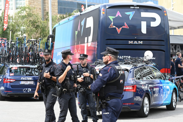 Agentes de la Ertzaintza durante la 11ª etapa de la Vuelta Ciclista a España, a 3 de septiembre de 2025, en Bilbao, Vizcaya, País Vasco (España). La 11ª etapa de la Vuelta Ciclista a España tiene su salida y llegada en Bilbao.