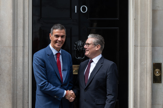 El presidente del Gobierno, Pedro Sánchez (i), saluda al primer ministro británico, Keir Starmer (d), en su residencia oficial, a 3 de septiembre de 2025, en Londres (Reino Unido)