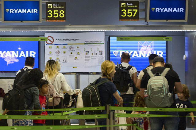 Un grupo de personas en un puesto de facturación de Ryanair en el Aeropuerto Adolfo Suárez Madrid-Barajas
