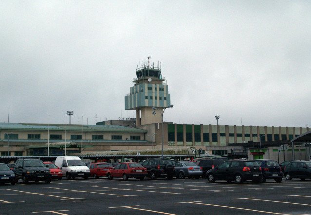 Archivo - Exterior del aeropuerto de Santiago de Compostela (A Coruña).