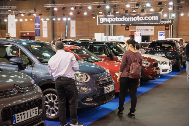 Archivo - Visitantes al Salón del Motor de Ocasión de Sevilla