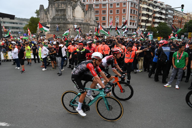 Ciclistas durante el final de la 11ª etapa de la Vuelta Ciclista a España, a 3 de septiembre de 2025, en Bilbao, Vizcaya, País Vasco (España). La 11ª etapa de la Vuelta Ciclista a España tiene su salida y llegada en Bilbao.