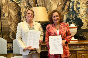 La secretaria general de Formación Profesional, Esther Monterrubio, y  la directora general de la Cámara España-, Inmaculada Riera, firman el convenio para potenciar la participación de las pymes 