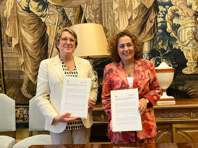 La secretaria general de Formación Profesional, Esther Monterrubio, y  la directora general de la Cámara España-, Inmaculada Riera, firman el convenio para potenciar la participación de las pymes en la Formación Profesional.