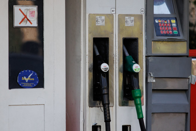 Archivo - Dispensadores de carburante en una gasolinera