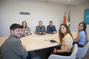 El secretario general de EH Bildu, Arnaldo Otegi; el secretario de Relaciones Políticas y portavoz en el Senado de EH Bildu, Gorka Elejabarrieta, la secretaria de Organización de EH Bildu, Sonia Jac