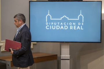 El diputado provincial Luis Alberto Marín anuncia su dimisión como vicepresidente provincial en rueda de prensa.