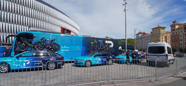 Autobús y coches del Israel Premier Tech estacionados ante el estadio de San Mamés, en Bilbao