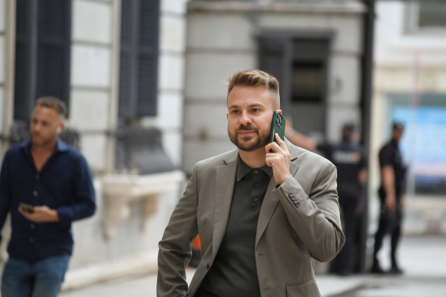 Archivo - El diputado de Compromis Alberto Ibáñez, a su salida de una sesión plenaria en el Congreso de los Diputados, a 24 de junio de 2025, en Madrid (España).
