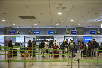 Un grupo de personas en un puesto de facturación de Ryanair en el Aeropuerto Adolfo Suárez Madrid-Barajas, a 23 de agosto de 2025, Madrid (España).