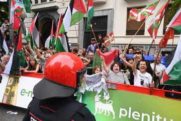 Prostesta durante el final de la 11ª etapa de la Vuelta Ciclista a España, a 3 de septiembre de 2025, en Bilbao, Vizcaya, País Vasco (España). La 11ª etapa de la Vuelta Ciclista a España tiene s