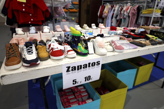 Archivo - Zapatos en venta en una feria de stock de mercancías