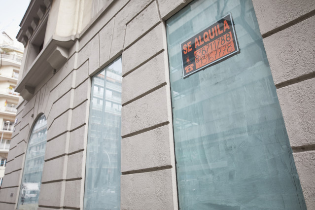 Archivo - Un local cerrado muestra un cartel de 'Se Alquila' en el centro de Madrid (España), a 4 de marzo de 2021.