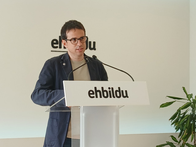 Archivo - El portavoz de EH Bildu, Pello Otxandiano, en rueda de prensa en Bilbao.