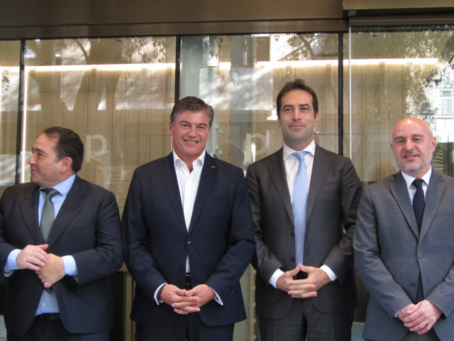 El ministro de Economía, Comercio y Empresa, Carlos Cuerpo; el presidente del ICO, Manuel Illueca; el presidente de Pimec, Antoni Cañete, y el delegado del Gobierno en Catalunya, Carlos Prieto