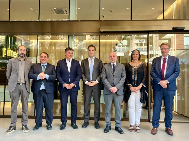 El ministro de Economía, Carlos Cuerpo; el presidente del ICO, Manuel Illueca; el presidente de Pimec, Antoni Cañete, y el delegado del Gobierno en Catalunya, Carlos Prieto