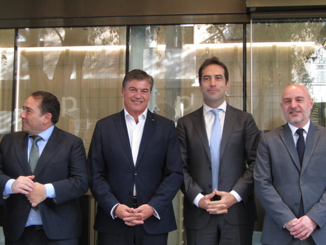 El ministro de Economía, Comercio y Empresa, Carlos Cuerpo; el presidente del ICO, Manuel Illueca; el presidente de Pimec, Antoni Cañete, y el delegado del Gobierno en Catalunya, Carlos Prieto