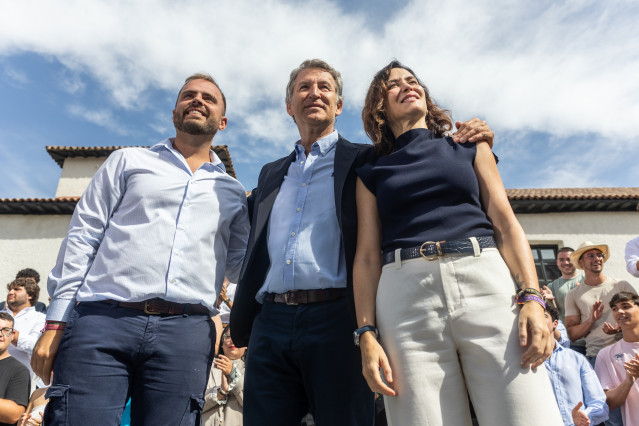 El presidente del PP, Alberto Núñez Feijóo (c), interviene junto a la presidenta de la Comunidad de Madrid, Isabel Díaz Ayuso (d), y el alcalde de Arganda del Rey, Alberto Escribano (i), a 5 de septiembre de 2025, en Arganda del Rey, Madrid (España).