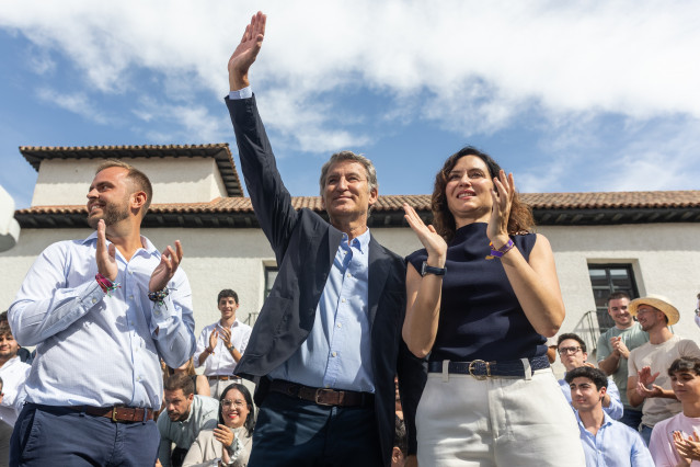El presidente del Partido Popular, Alberto Núñez Feijóo (c), interviene junto a la presidenta del PP regional y de la Comunidad de Madrid, Isabel Díaz Ayuso (d), y el alcalde de Arganda del Rey, Alberto Escribano (i), en el inicio del curso político del P