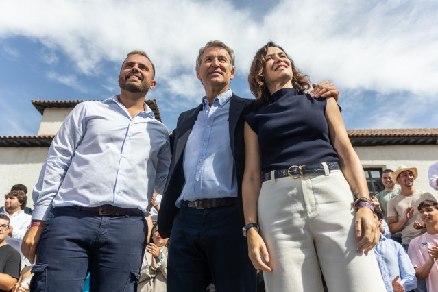 El presidente del Partido Popular, Alberto Núñez Feijóo (c), interviene junto a la presidenta del PP regional y de la Comunidad de Madrid, Isabel Díaz Ayuso (d), y el alcalde de Arganda del Rey, Alberto Escribano (i), en el inicio del curso político del P