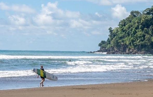 Archivo - Playa Hermosa, en la costa de Puntarenas, referente para surfistas en Costa Rica.